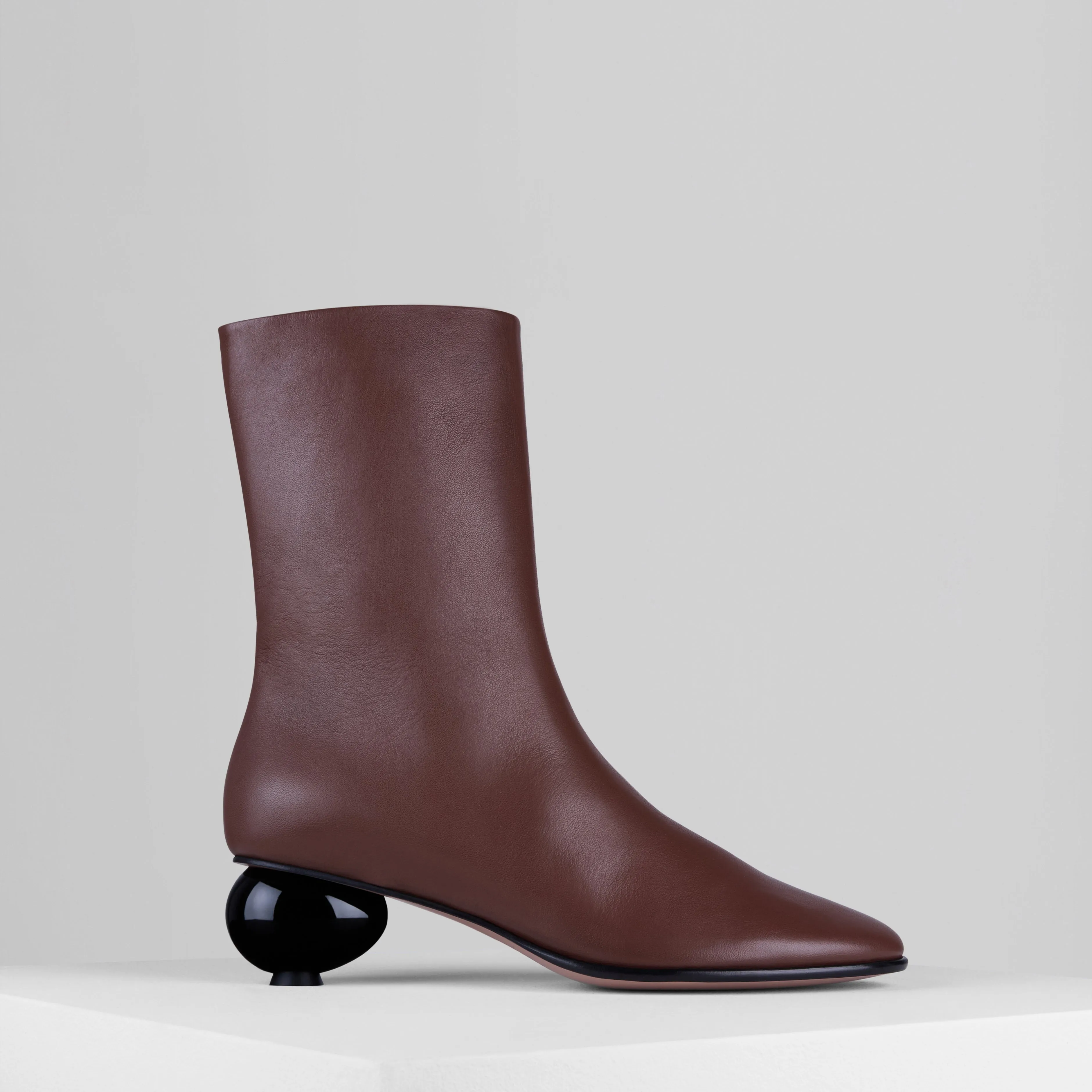 Egg Boots in Bruciato Nero